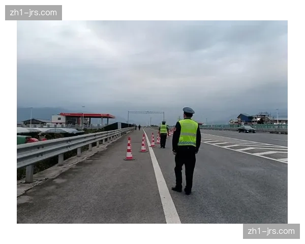 节奏切换与突然性打击 短时间高速冲击成破解防线有效手段